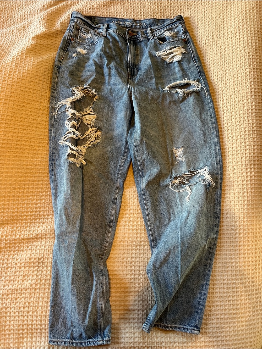 American Eagle Outfitters Relaxed Mom Jean Distressed Light Blue
